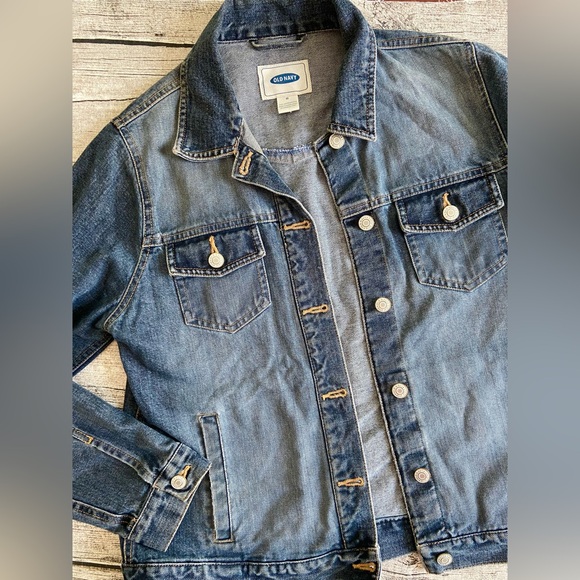 Old Navy women’s denim jacket. Medium wash. Excellent condition. Size M - Picture 1 of 8